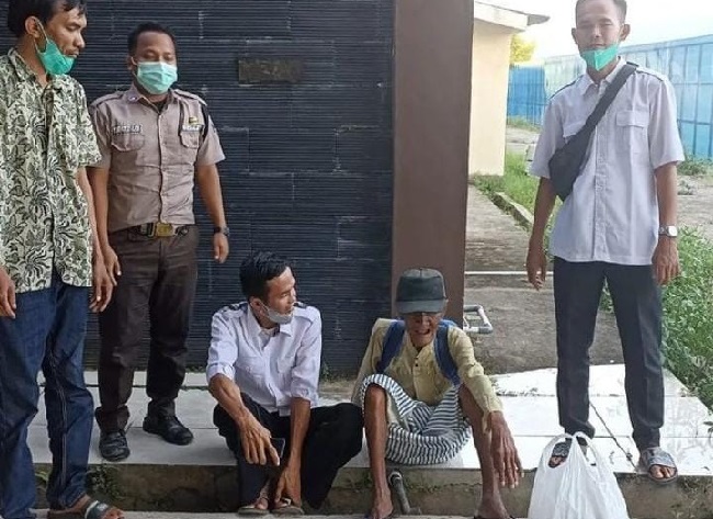 Foto Lansia yang Terlantar di Pasar Raya Sudah Dibawa Keluarganya ke Padang Pariaman