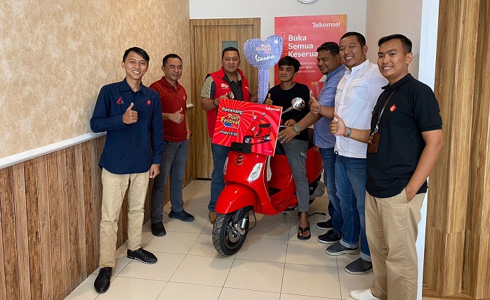 Foto Pelanggan Telkomsel di Dharmasraya Raih Vespa LX 125 dari Program Poin Festival Lucky Draw