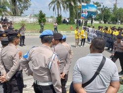 Foto Demo di Gerbang Masuk PHR, Ini Tuntutan Aliansi Mahasiswa Unilak Riau