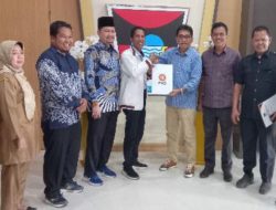 Foto PKS Serahkan Berkas Persyaratan Bakal Calon Wawako ke DPRD Padang