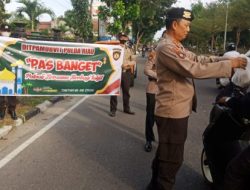 Foto Dit Pamobvit Polda Riau Patroli Bersama dan Berbagi Takjil kepada Pengendara