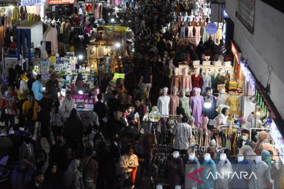 Foto Omzet Pedagang Pakaian Pasar Tanah Abang Tembus Rp12 Juta per Hari