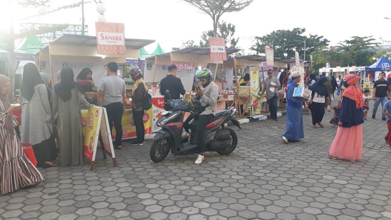 Foto Sumarak Ramadan Dipadati Pengunjung, Tujuh Hari Transaksi Capai Rp200 Juta