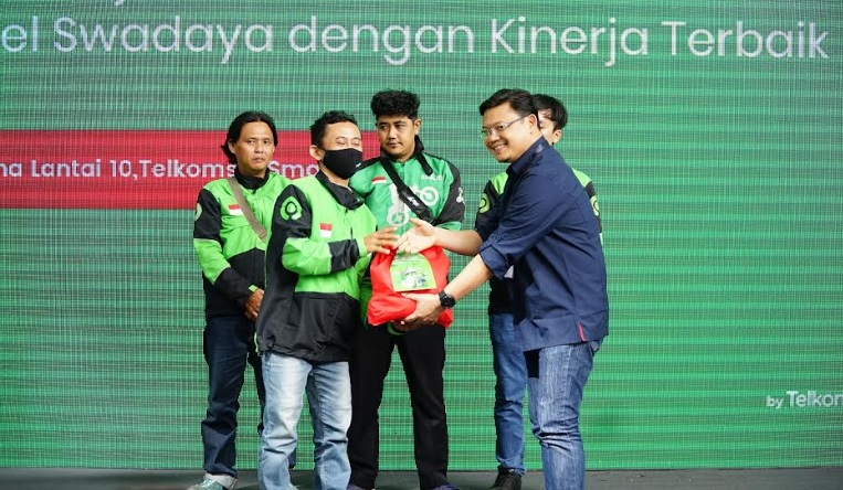 Foto 250 Pengemudi Transportasi Online Gojek Terima Paket Sembako dari Telkomsel