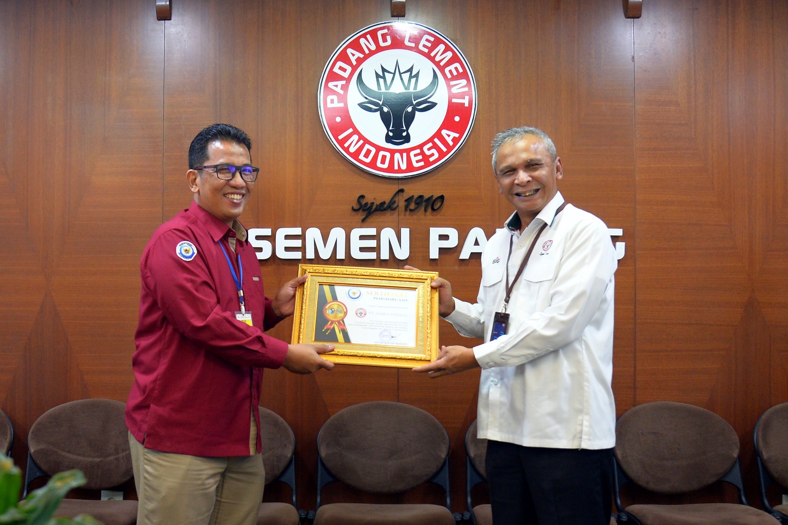 Foto Dukung Gerakan Nasional Bulan Cinta Laut Lewat Aplikasi Nabuang Sarok, Semen Padang Terima Penghargaan dari KKP