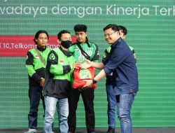 Foto 250 Pengemudi Transportasi Online Gojek Terima Paket Sembako dari Telkomsel