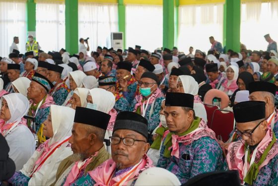 Foto Gubernur Riau Syamsuar Melepas 374 CJH Riau 2023