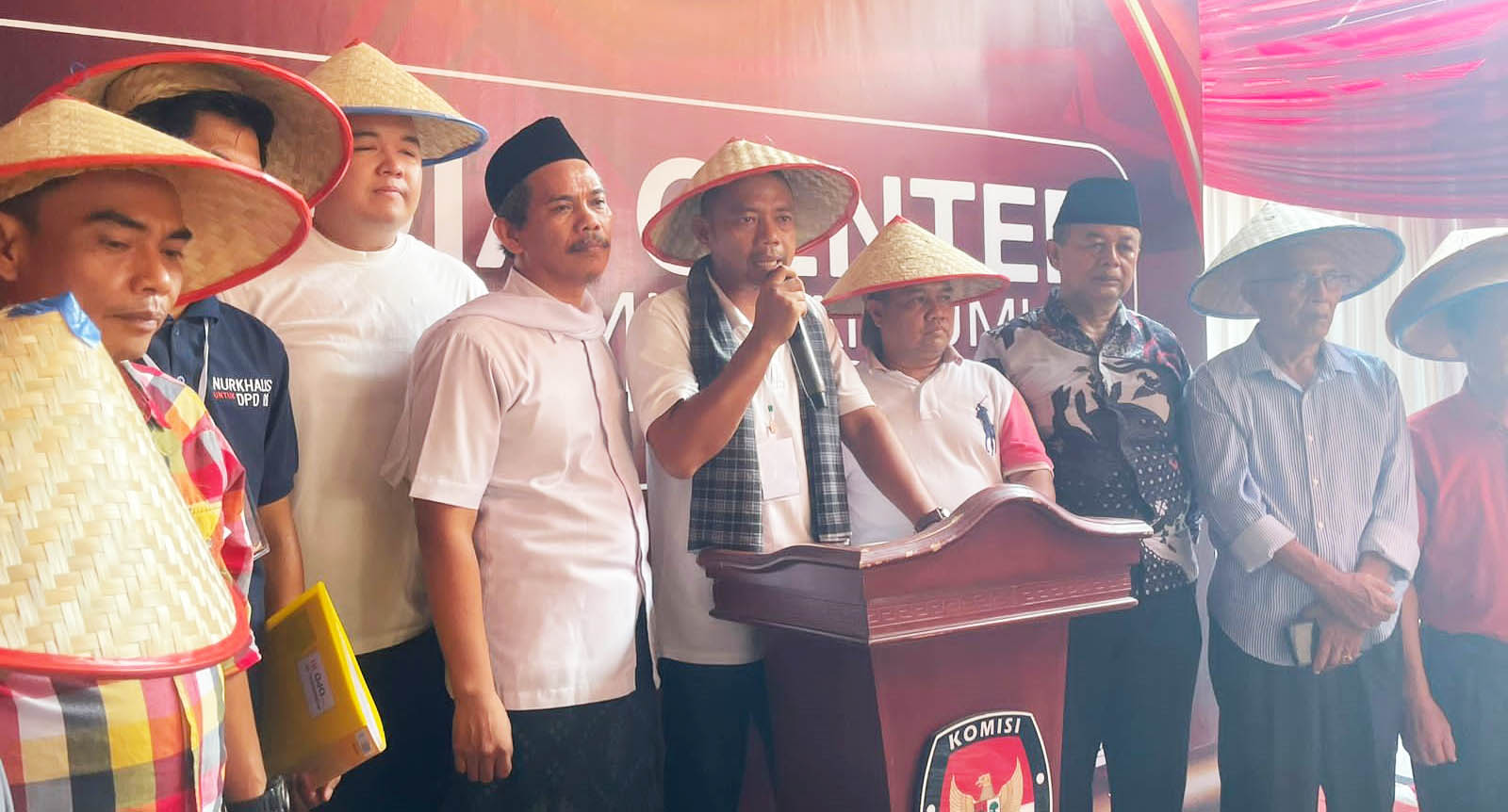 Foto Nurkhalis Resmi Mendaftar, 'Petani Menang' Menggema di KPU Sumbar