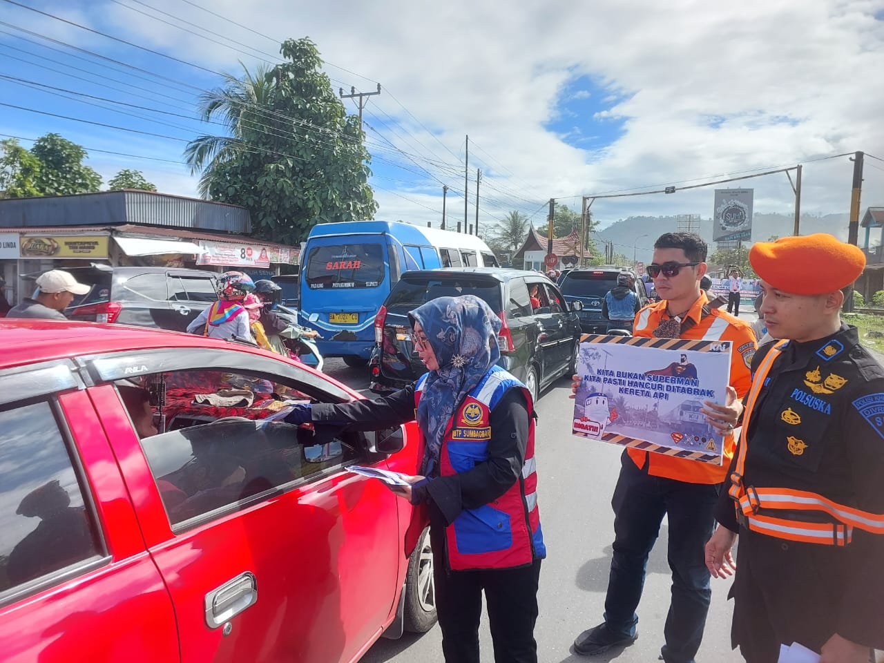 Foto Ada Perubahan Perjalanan Kereta Api, Pengguna Jalan Diminta Berhati-hati di Perlintasan Sebidang