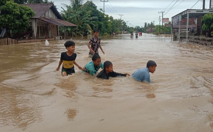 Foto 10 Kecamatan di Pesisir Selatan Banjir