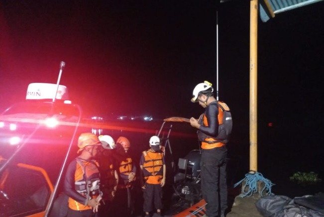 Foto Dua Kapal Nelayan di Pasaman Barat Karam