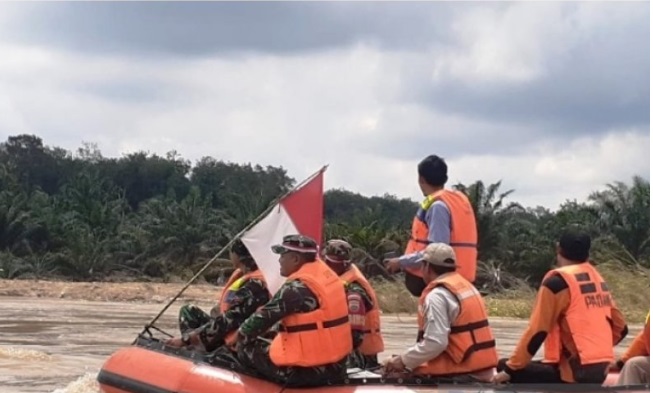 Foto Basarnas Padang Bantu Pencarian Perempuan yang Terjun ke Sungai Batanghari