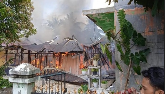 Foto Dua Rumah Warga di Timpeh Dharmasraya Ludes Terbakar