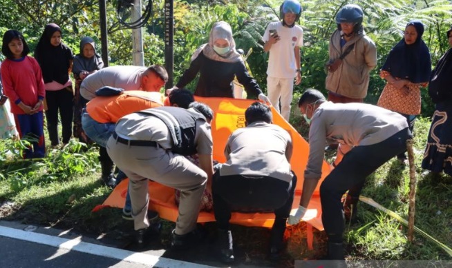 Foto Mayat Perempuan Tanpa Identitas Ditemukan di Pinggir Jalan Lubuk Selasih Solok