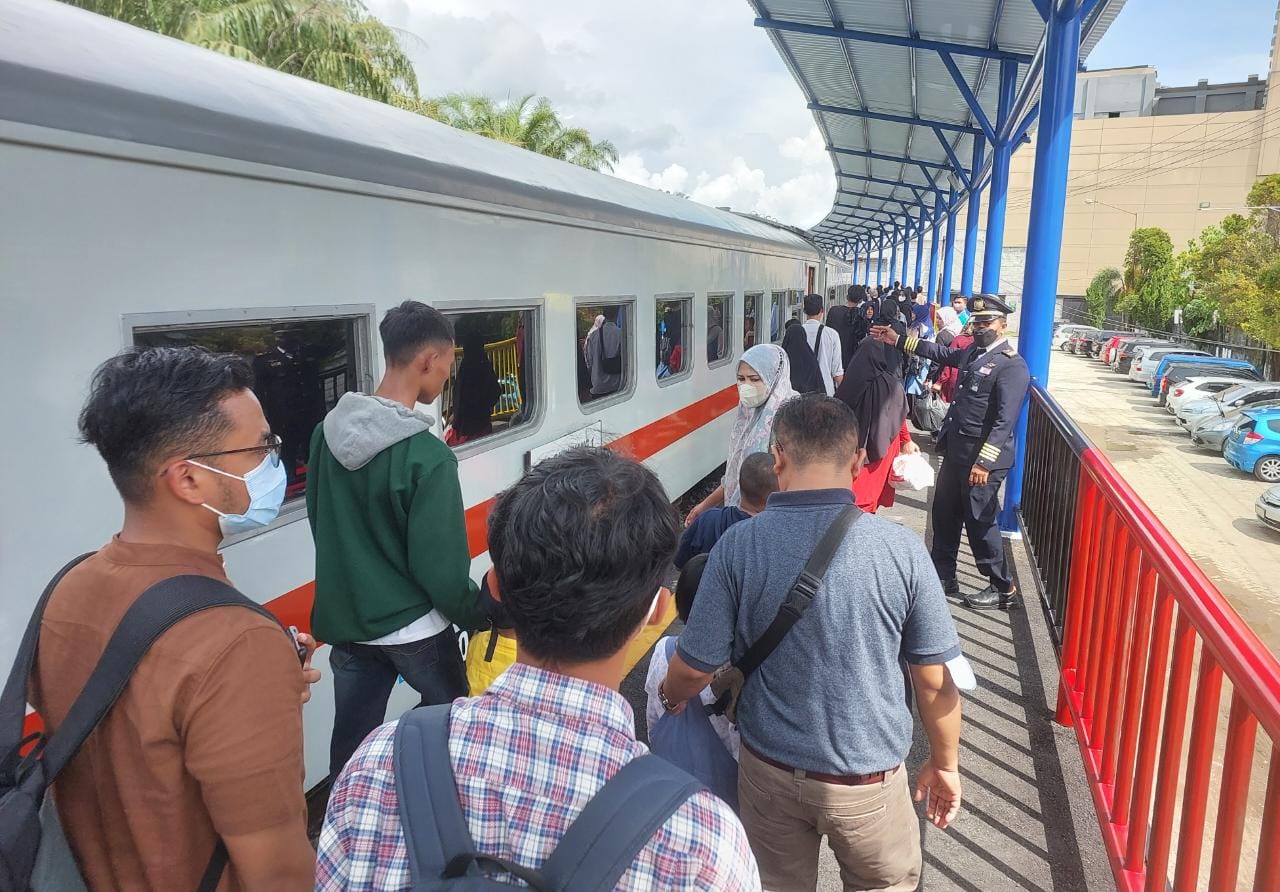 Foto KA Sibinuang Dominasi Angkutan Lebaran di Transportasi Kereta Api Divre II Sumbar