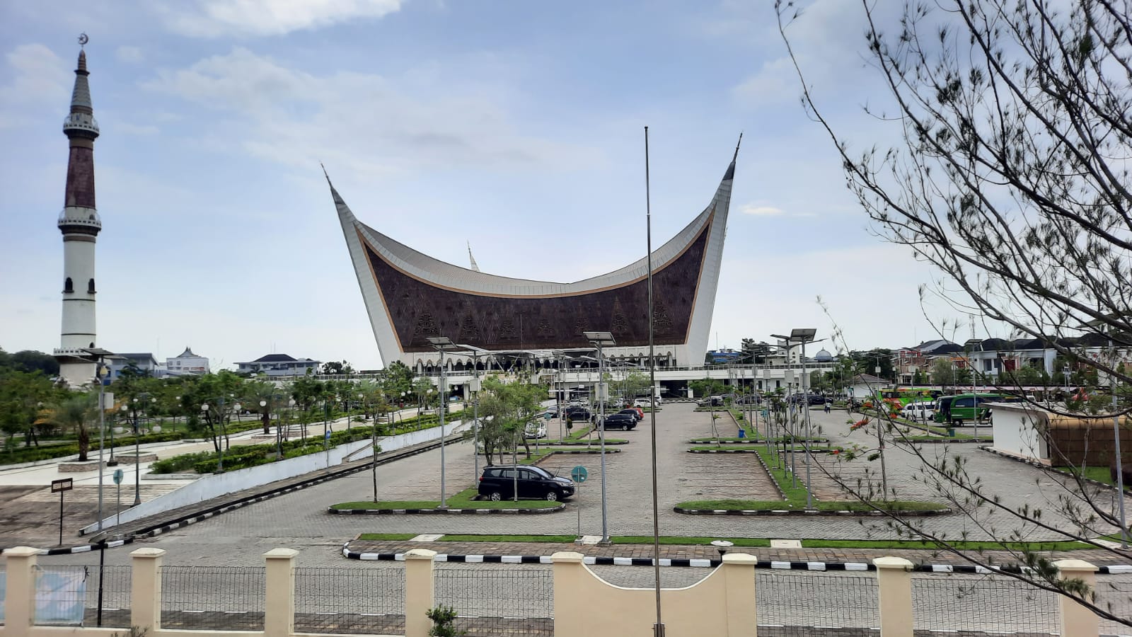 Foto Parkir di Masjid Raya Sumbar Gratis! Satpol PP Segera Tertibkan 