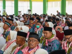 Foto Gubernur Riau Syamsuar Melepas 374 CJH Riau 2023