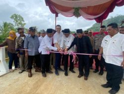 Foto Warga Padang Bangun Infrastruktur Jembatan Senilai Hampir Rp1 Miliar dengan Dana Pribadi