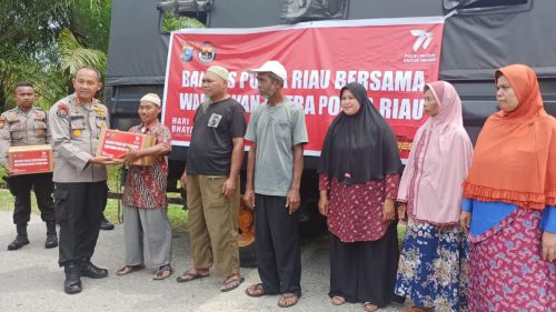 Foto 100 Paket Sembako Sukses Disalurkan Polda Riau dan WMPR