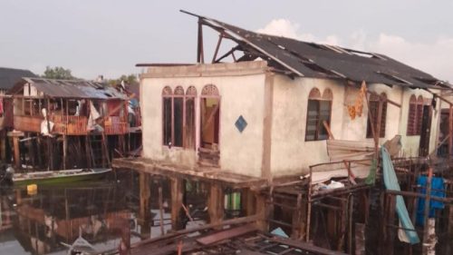 Foto Tujuh Orang Terluka Akibat Angin Puting Beliung di Batam