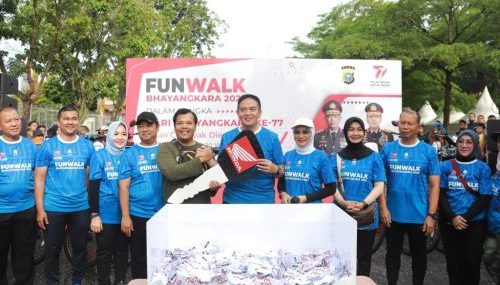 Foto Diikuti 5000 Lebih Masyarakat, Fun Walk Polda Riau Sukses Digelar