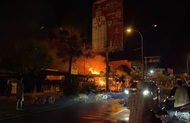 Foto Kebakaran Lagi di Kota Padang, 5 Toko dan 2 Rumah di Jalan Raya Lubeg Terbakar