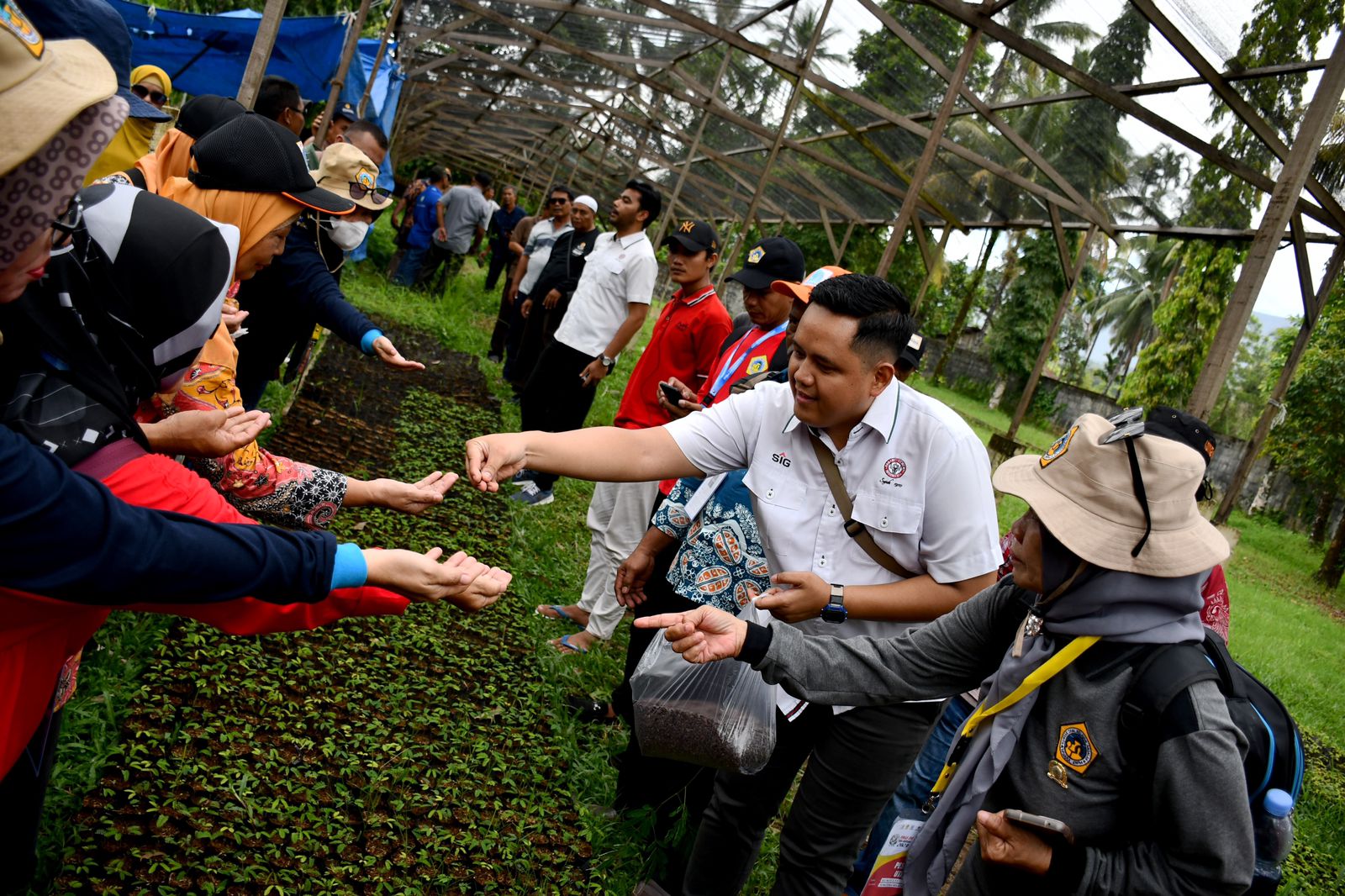 Foto Tertarik dengan Kaliandra dan Ikan Bilih, Peserta Penas Petani dan Nelayan ke-XVI Kunjungi Semen Padang