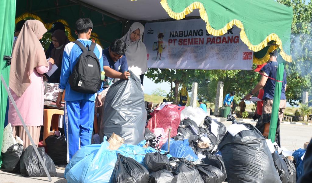 Foto Program Nabuang Sarok Meriahkan Hari Lingkungan Hidup Sedunia