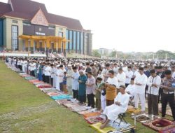 Foto 10 Ribu Umat Islam Sholat Idul Adha di Halaman Mapolda Riau