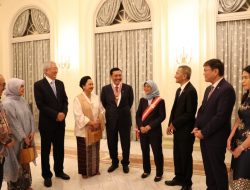 Foto Menko Luhut Terima Bintang Darjah Utama Bakti Cemerlang