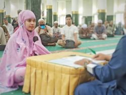 Foto Kisah Gadis Cantik Masuk Islam di Pekanbaru, Terkesima Indahnya Ayat Al-Quran