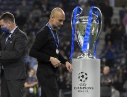 Foto Pep Bawa Manchester City Juara Champion, Ini Pesan Penting dari Sir Alex