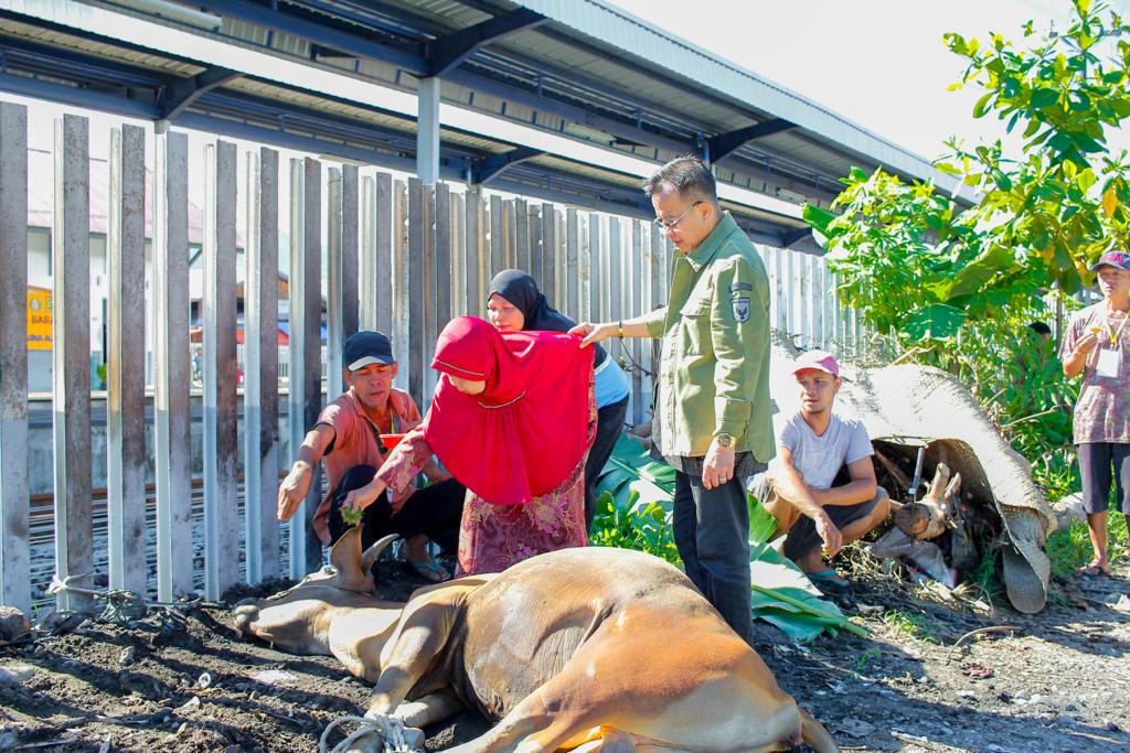 Foto Beny Saswin Nasrun Bagikan Seribu Kupon Daging di Lubuk Alung