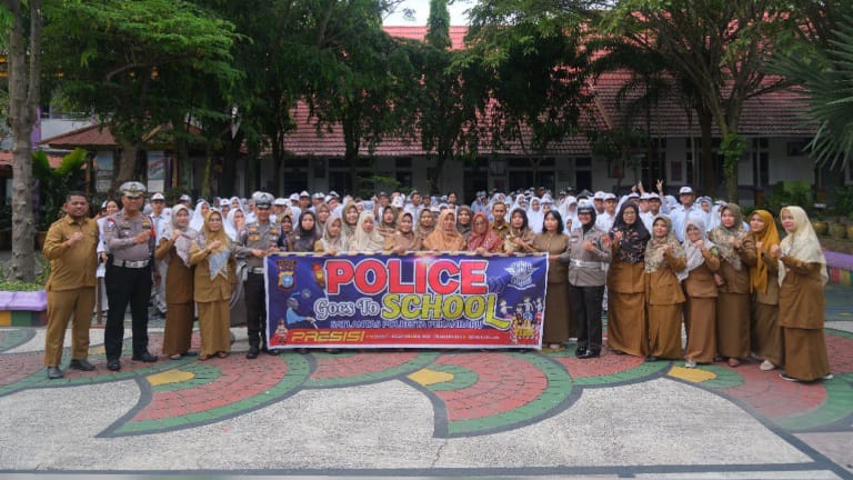 Foto Satlantas Jadi Pembina Upacara di SMA Negeri 1 Pekanbaru