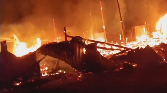 Foto Kebakaran, 13 Petak Ruko di Sijunjung Hangus