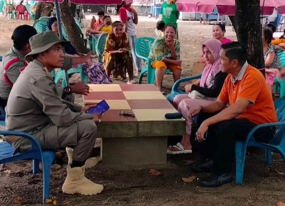 Foto Secara Humanis, Satpol PP Temui Pedagang di Rimbo Kaluang