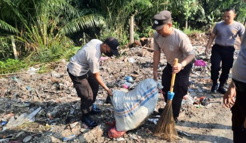 Foto Polisi Pekanbaru Bersihkan Sampah di Pinggir Jalan