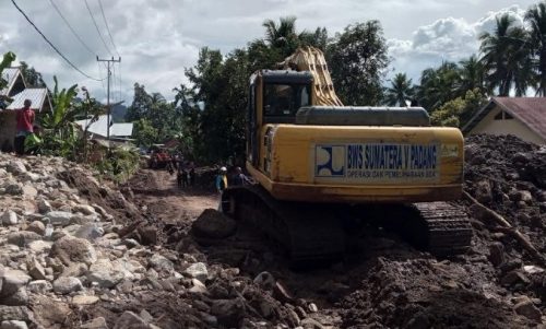 Foto Pemprov Sumbar Tambah 10 Alat Berat Bersihkan Longsor di Tanjung Sani Agam