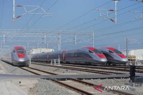 Foto Perdana, Sarana dan Prasarana Kereta Api Cepat Diuji