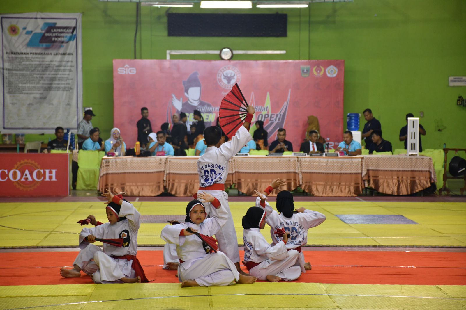 Foto 500 Pesilat Sumbar, Riau dan Jambi Ikuti Kejuaraan Pencak Silat Semen Padang Open 2023