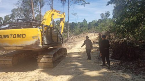 Foto Tiga Operator dan Alat Berat Perambah Hutan Gunung Sahilan Ditangkap