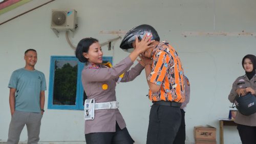 Foto Satlantas Polresta Pekanbaru Bekali Pelajar SMKN 5 Pekanbaru Safety Riding