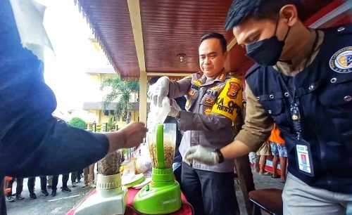 Foto Polresta Pekanbaru Musnahkan 5 Kilogram Sabu dan 1.836 Pil Ekstasi