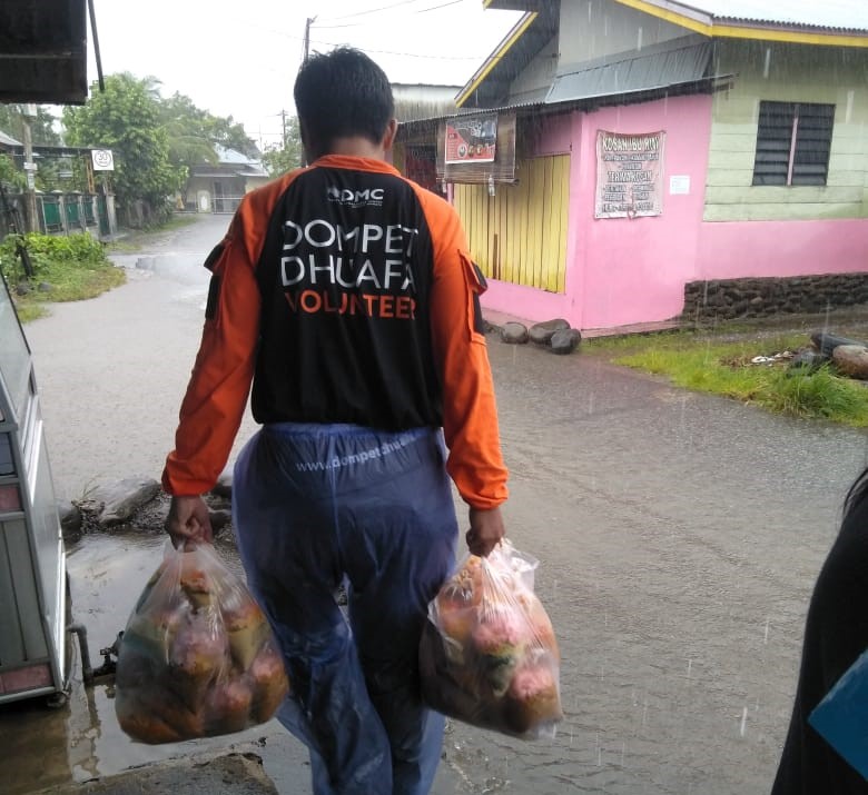 Foto DDS Bagikan Sarapan pada Korban Banjir