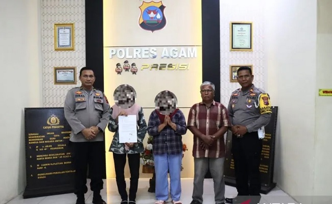 Foto Ibu dan Anak Minta Maaf Usai Video Viral Hina Institusi Polisi