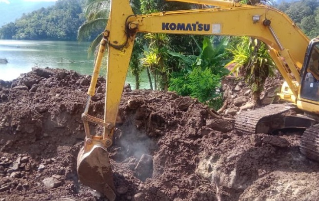 Foto Pembersihan Longsor yang Timbun Jalan Kabupaten di Tanjung Sani Ditarget Selesai Hari Ini