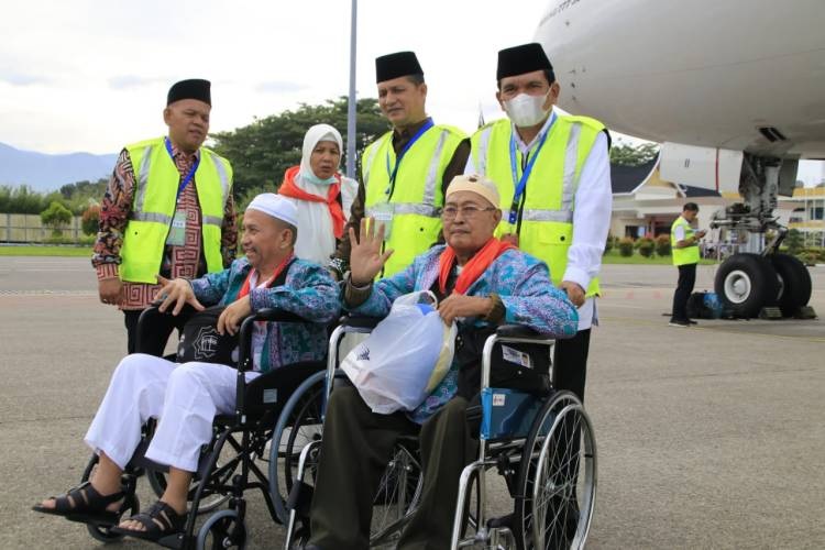 Foto Kloter 3 Mendarat di BIM, Satu Jemaah Ditunda karena Sakit