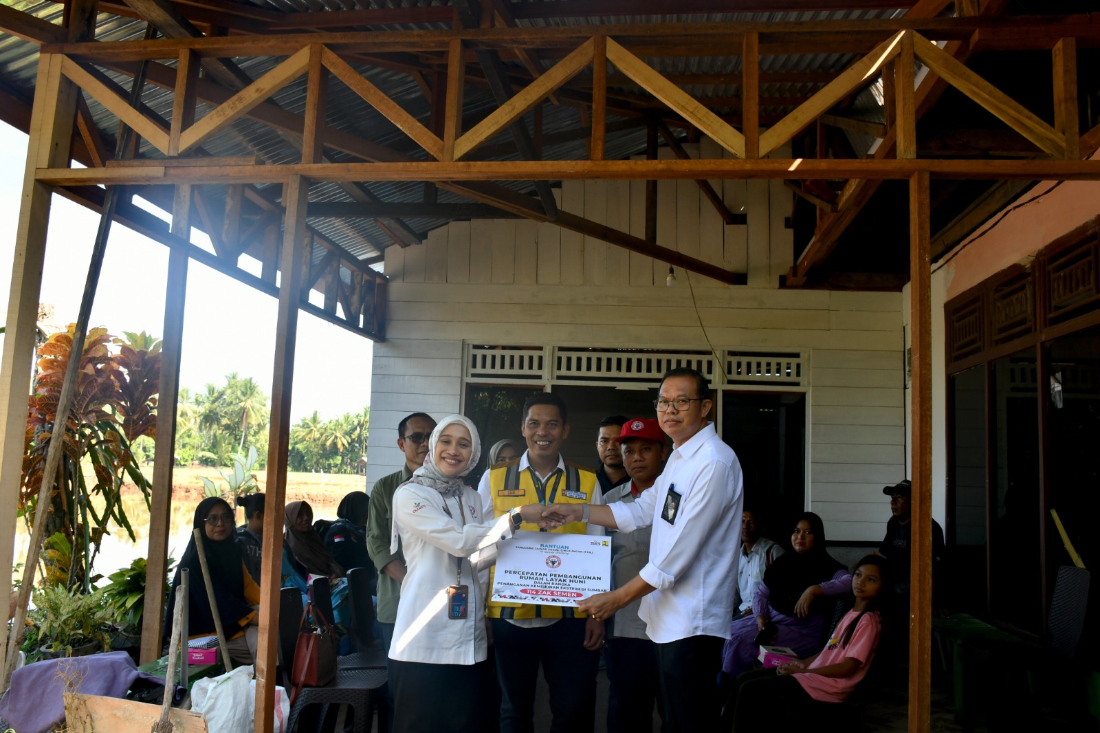 Foto Dukung Penanganan Kemiskinan Ekstrem di Sumbar, Semen Padang Salurkan Bantuan Semen