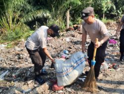 Foto Polisi Pekanbaru Bersihkan Sampah di Pinggir Jalan