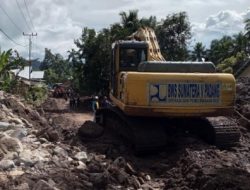 Foto Pemprov Sumbar Tambah 10 Alat Berat Bersihkan Longsor di Tanjung Sani Agam